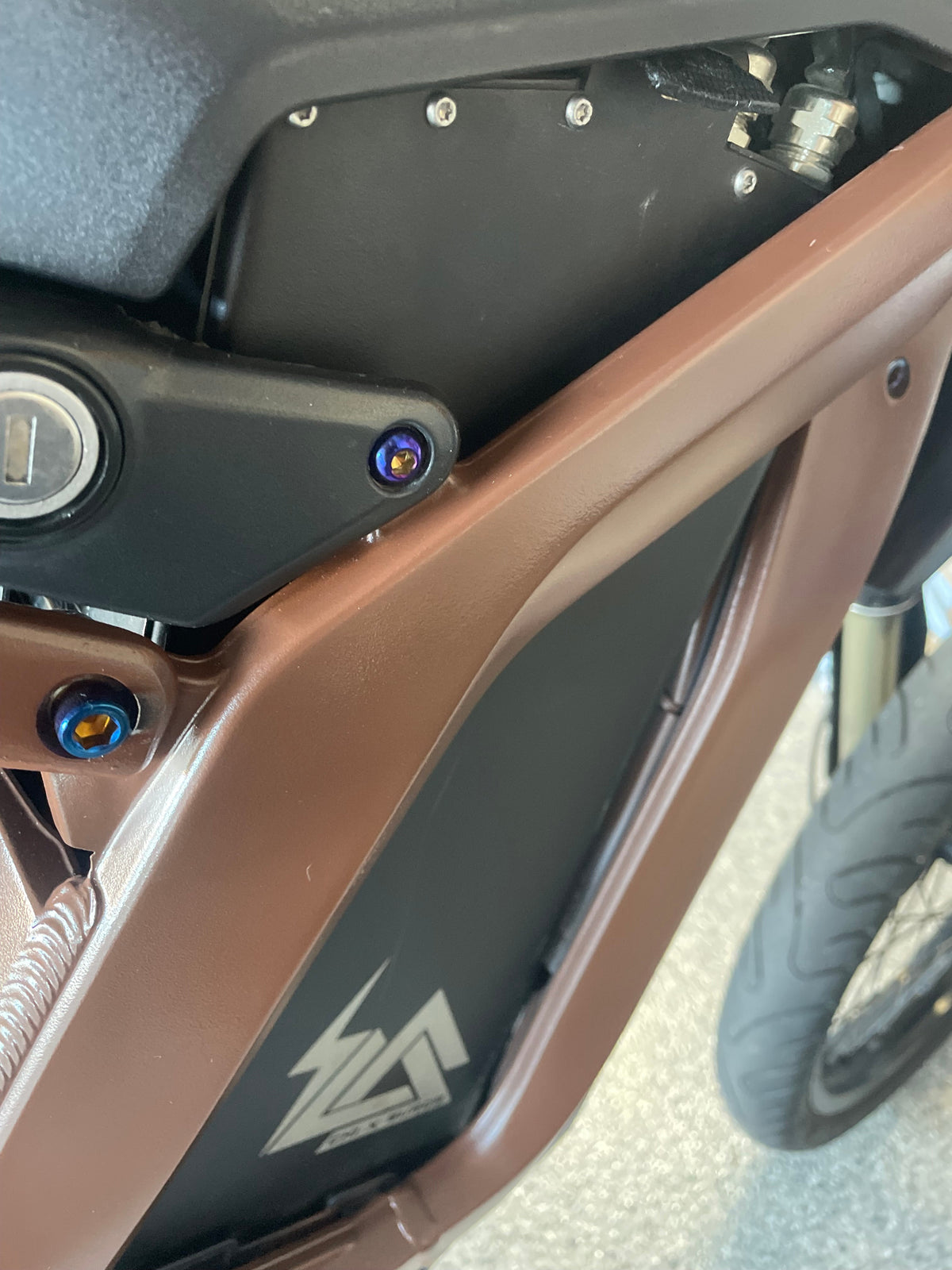 Battery lock titanium(2pc)